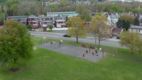 Jóvenes-Afroamericanos-Juegan-Baloncesto-En-Un-Parque-Comunitario-En-Un-Entorno-Urbano-En-EE.UU.