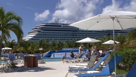People-at-the-pool-in-Grand-Turk,-Turks-and-Caicos-Islands
