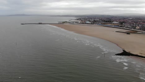 Morecambe-and-Morecambe-Bay-on-a-cloudy-day-in-Lancashire,-UK