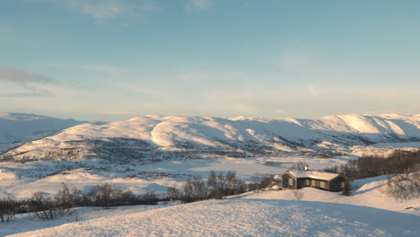 Verschneite-Berglandschaft-Und-Hütte-Am-Hügel-In-Haugastol-Norwegen-–-Weitwinkelaufnahme