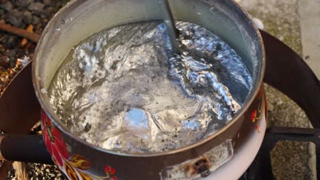 Mixing-metal-liquid-to-gather-impurities-in-aluminium