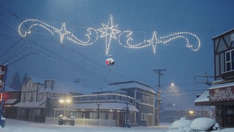Frühmorgens-In-Poulsbo,-Washington,-Mit-Seltenem-Schneefall-Und-Blick-Auf-Die-Weihnachtsbeleuchtung-In-Der-Innenstadt