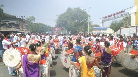 Gente-De-La-India-En-El-Estado-De-Maharastra-Celebrando-Las-Fiestas-Tradicionales-Tocando-Dhol-Tasha,-Que-Son-Tambores-Y-Gongs