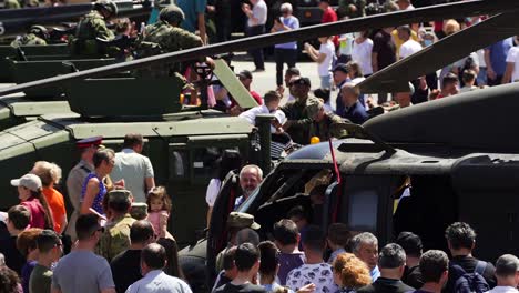 Menschen,-Die-Während-Einer-Militärparade-In-Tirana-Gepanzerte-Fahrzeuge-Und-Hubschrauber-Besuchen