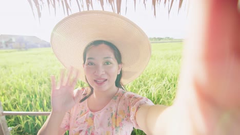 Schöne-Frau,-Die-Einen-Videoanruf-Macht-Und-Ein-Großes-Reisproduktionsfeld-Zeigt