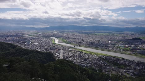 Ciudad-De-Gifu-Y-El-Río-Nagara,-Visto-Desde-El-Castillo-De-Gifu