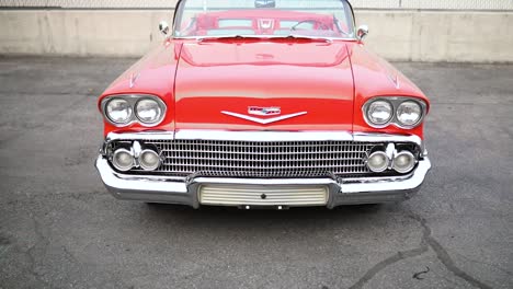Vista-Frontal-De-1958-Chevrolet-Impala-En-El-Estacionamiento