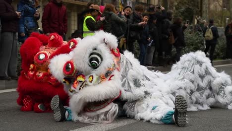Chinesische-Löwen-Treten-Während-Der-Chinesischen-Neujahrsfeier-Auf-Der-Straße-Auf