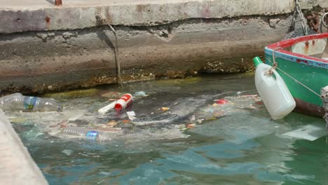 Residuos-Plásticos-Flotando-En-Agua-De-Mar-Contaminada