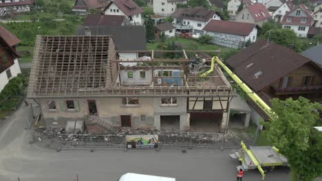 Los-Trabajadores-Observan-El-Edificio-Demolido-Desde-La-Grúa
