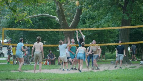 Jugadores-De-Voleibol-En-El-Parque-Clark-De-Filadelfia