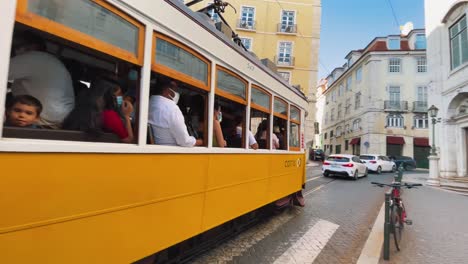 Portugal,-Lisbon,-Lisbon-Trams-at-Rua-da-Conceicao-in-the-central-Lisbon-neighborhood-of-Baixa-Pombalina