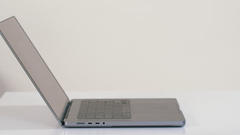 Seitenansicht-Der-Hände-Einer-Person,-Die-Das-Display-Des-M1-MacBook-Pro-Anhebt