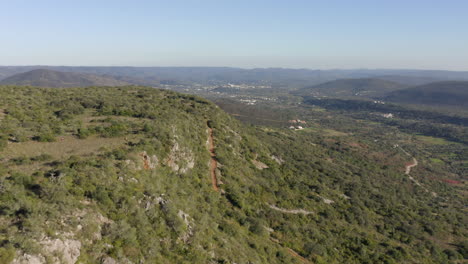 Luftaufnahme-Vom-Größten-Felsen-Von-Pen-An-Der-Salir-Road,-Loulé,-Portugal