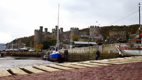Touristischer-Hafen-Von-Conwy-Und-Castle-Market-Town-Im-Norden-Von-Wales,-Walisische-Küste,-Küstenattraktion,-Dolly-Rechts