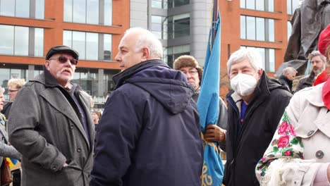 Patriotische-Gruppe-Von-Menschen-Bei-Ukrainischen-Anti-Kriegs-Protestaktivisten-Auf-Der-Manchester-City-Street