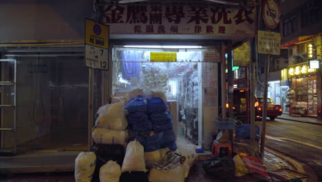 Pequeño-Quiosco-Asiático-En-La-Esquina-De-La-Calle-En-El-Centro-De-Hong-Kong-Por-La-Noche