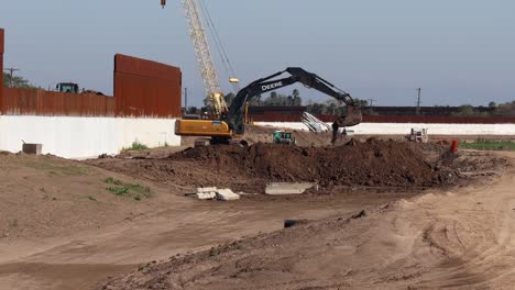 Excavadora-Y-Otros-Equipos-De-Construcción-Que-Trabajan-En-El-Muro-Fronterizo-Entre-Estados-Unidos-Y-México