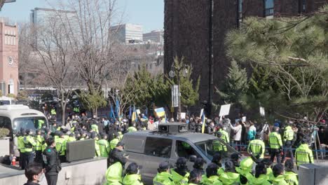 Koreanische-Polizei-Bewacht-Protestmarsch-Der-Ukrainer-Von-Seoul-Gegen-Die-Russische-Invasion-In-Der-Ukraine-In-Seoul
