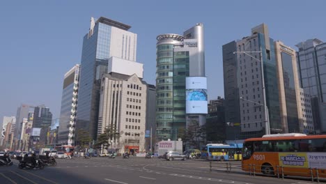 Concurrida-Intersección-Del-Centro-En-La-Estación-De-Gangnam-En-Seúl,-Corea-Del-Sur---Panorama-Panorámico