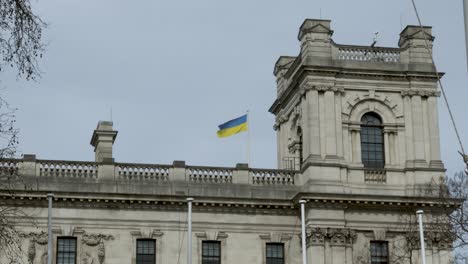 Bandera-Ucraniana-Ondeando-Sobre-El-Edificio-De-La-Asociación-De-Oficinas-Extranjeras-Y-De-La-Commonwealth-En-Whitehall-El-17-De-Marzo-De-2022