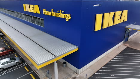 Luftaufnahme-Des-Schildes-Und-Logos-Eines-Einzelhandelsgeschäfts-Für-Einrichtungsgegenstände-Von-IKEA-In-Den-USA