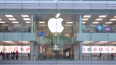 Kunden-Werden-Beim-Apple-Logo-Der-Amerikanischen-Multinationalen-Technologiemarke-Vor-Ihrem-Offiziellen-Geschäft-In-Hongkong-Gesehen