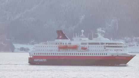 Crucero-Hurtigruten-Navegando-En-La-Costa-De-Indre-Fosen-En-Invierno-En-Noruega