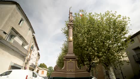 Herrlichkeit-Der-Französischen-Revolution,-Weibliche-Statue-Mit-Einer-Landesflagge,-Nach-Unten-Geneigter-Dolly