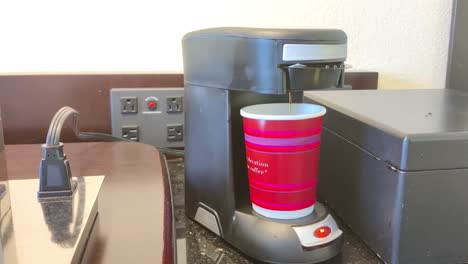 Kaffeemaschine-Gießt-Morgens-Zu-Hause-In-Der-Küche-Kaffee-Ein,-Videohintergrund-|-Kaffee,-Der-In-Eine-Kaffeetasse-Aus-Einer-Maschine-Gegossen-Wird,-Zum-Frühstück,-Videohintergrund-In-4K