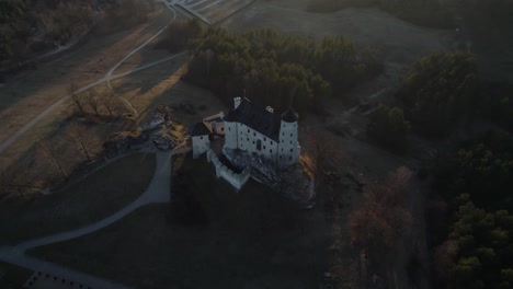 Geheimnisvolles-Europäisches-Königsschloss-In-Der-Kalten-Polnischen-Wildnis