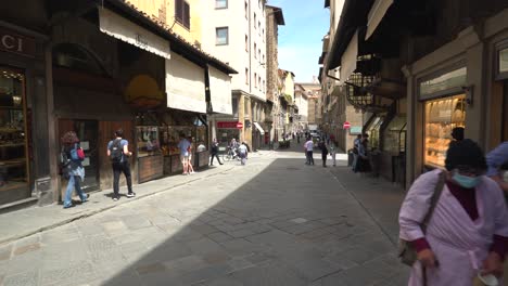 Menschen,-Die-Durch-Die-Ponte-Vecchio-In-Florenz-Gehen,-Es-Ist-Eine-Mittelalterliche-Segmentbogenbrücke-Aus-Stein-Mit-Geschlossenen-Brüstungen-In-Italien,-12.-Januar-2022