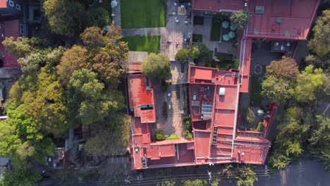 Top-Down-Shot-Over-the-Entrance,-Gardens-and-the-Engineering-School-of-the-Universidad-Panamericana-on-a-Sunny-Saturday-Morning-in-Mexico-City