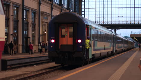 El-Tren-Sale-De-La-Estación-Oeste,-Budapest,-Hungría