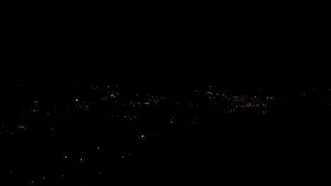 Luftdrohnenaufnahme-Mit-Blick-Auf-Den-Dunklen-Nachthimmel-über-Der-Stadt-Estepona