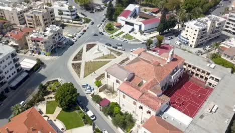 Toma-Perfecta-De-La-órbita-De-La-Impresionante-Iglesia-De-San-José,-Ubicada-En-Medio-Del-Centro-De-La-Ciudad-De-Larnaca,-Chipre