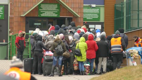 Refugiados-Ucranianos-Esperando-En-Una-Larga-Fila-Para-Llegar-A-Un-Campo-De-Refugiados,-Polonia