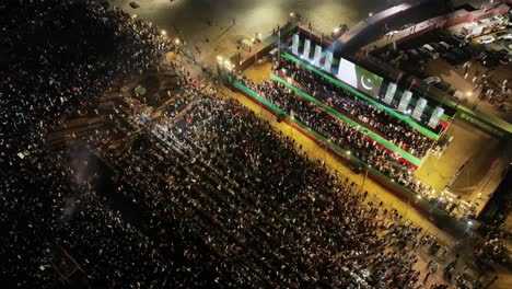 Tausende-Unterstützer-Versammeln-Sich-Zur-Regierungsfeindlichen-Protestkundgebung-In-Pakistan-Minar-e-Pakistan-Ground