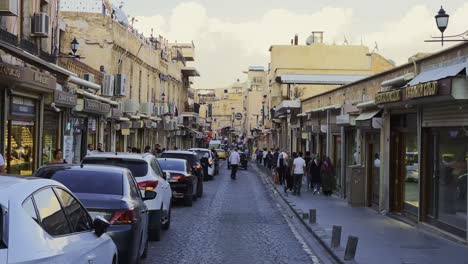 Mardin,-Turquía,-Lugares-Cinematográficos-Y-Actividades-De-Personas---Street-View---The-Main-Road