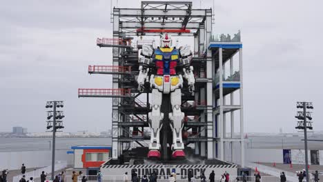 Giant-Robot-at-Yokohama-Gundam-Factory,-Wide-Shot-of-Animatronic-Display