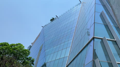 Nach-Oben-Geneigter-Blick-Vor-Das-Neue-Einkaufszentrum-Torre-Manacar-Mit-Schräger-Fensterfassade-In-Mexiko-Stadt