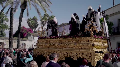 Verzierter-Goldener-Religiöser-Wagen,-Der-Für-Die-Prozessionen-Der-Semana-Santa-Zu-Ostern-In-Spanien-Getragen-Wird