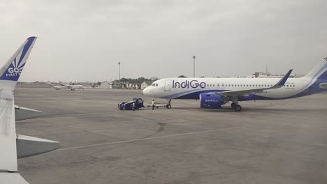 Ein-Indisches-Flugzeug-Bereitet-Sich-Auf-Das-Einsteigen-Des-Passagiers-In-Den-Flug-Vor