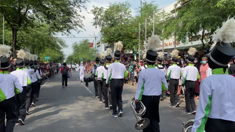 Acción-Genial,-Desfile-De-Bandas-De-Música-En-Jalan-Malioboro-Yogyakarta-Y-Gente-Entusiasta-Viendo-El-Desfile-Después-De-Que-No-Hubo-Una-Pandemia-De-Covid