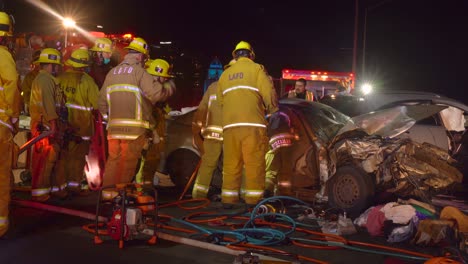 Die-Feuerwehr-Von-Los-Angeles-Rettet-In-Der-Nacht-Ein-Leben-Aus-Einem-Verunglückten-Auto