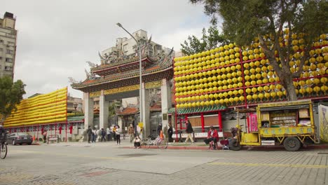 Puerta-Exterior-Del-Templo-Longshan-En-La-Ciudad-De-Taipei,-Taiwán