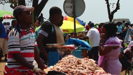 Metzger,-Der-Fleischstücke-Auf-Dem-Markt-In-Sao-Tome-Und-Principe-Verkauft