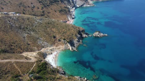 Toma-De-Drones-De-La-Costa-Albanesa-En-El-Mar-Mediterráneo---Drones-Vuelan-A-500-M-De-Altura-Mostrando-Dos-Playas-Solitarias