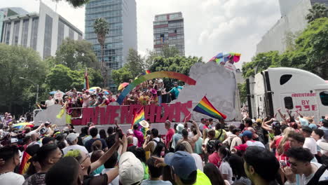 Gedrehtes-Video-Von-Menschen,-Die-Während-Des-Pride-Monats-Mit-Einem-Einhorn-Truck-An-Der-Pride-Parade-In-Mexiko-Stadt-Teilnehmen