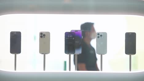 Los-Nuevos-Modelos-De-Iphone-14-Se-Exhiben-En-La-Tienda-Oficial-De-Apple-Durante-El-Día-De-Lanzamiento-De-La-Nueva-Serie-Iphone-14-En-Hong-Kong